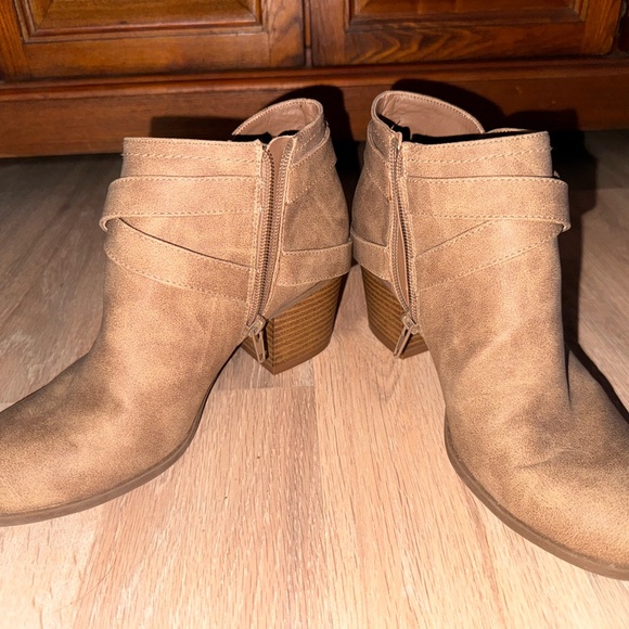 Indigo Rd size 7  women’s Tan Ankle Boots - Picture 2 of 3